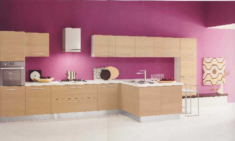 Cucina moderna in stile minimalista realizzabile in diverse soluzioni modulari con la possibilit di comporre insieme le diverse tipologie di antine, tutte disponibili nelle finiture rovere sbiancato, laccato lucido e laccato opaco.